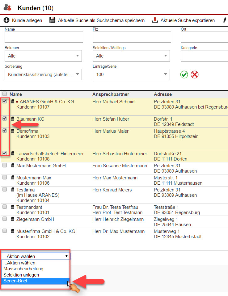 Screenshot Suchmaske mit Markierungen auf ausgewählten Kunden und dem geöffneten Drop-Down-Menü mit der Option zur Weitergabe der Suchauswahl an den Serienbriefversand.
